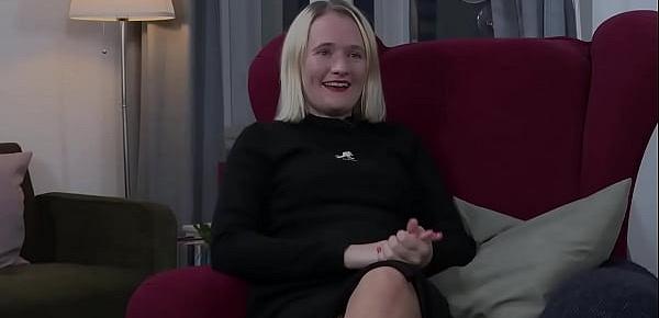  Lena verwöhnt sich auf dem Fußboden